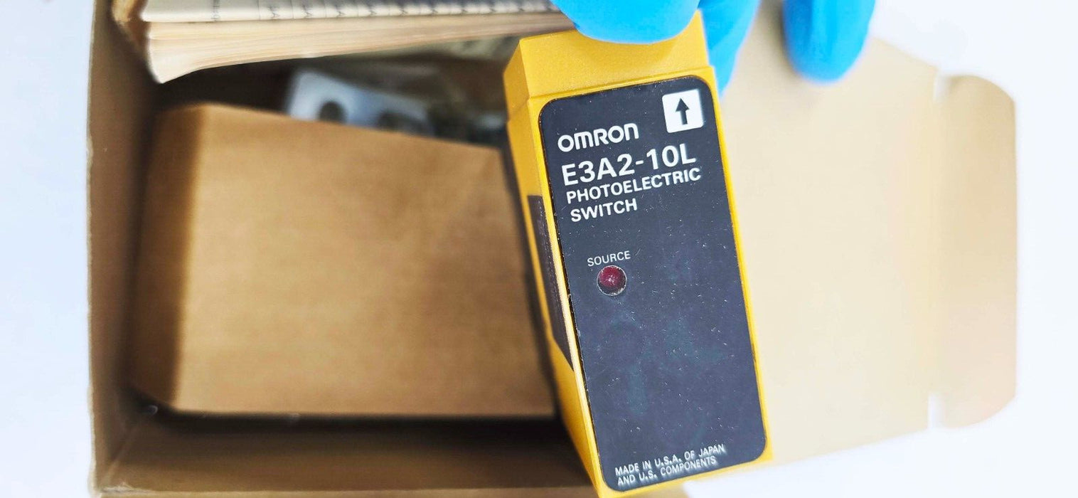 NEW Omron E3A2-10L PHOTOELECTRIC EMITTER Sensor